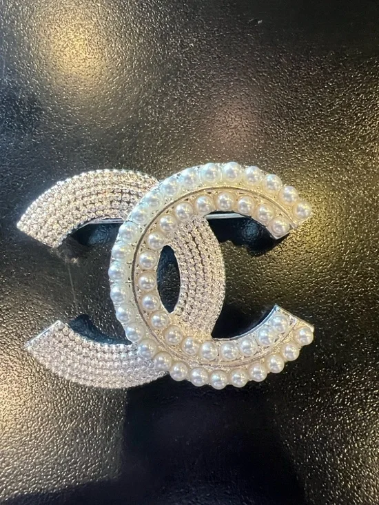 CHANEL Double CC Brooch with Pearls and Crystal Pavé - White and Silver - Picture 2 of 5